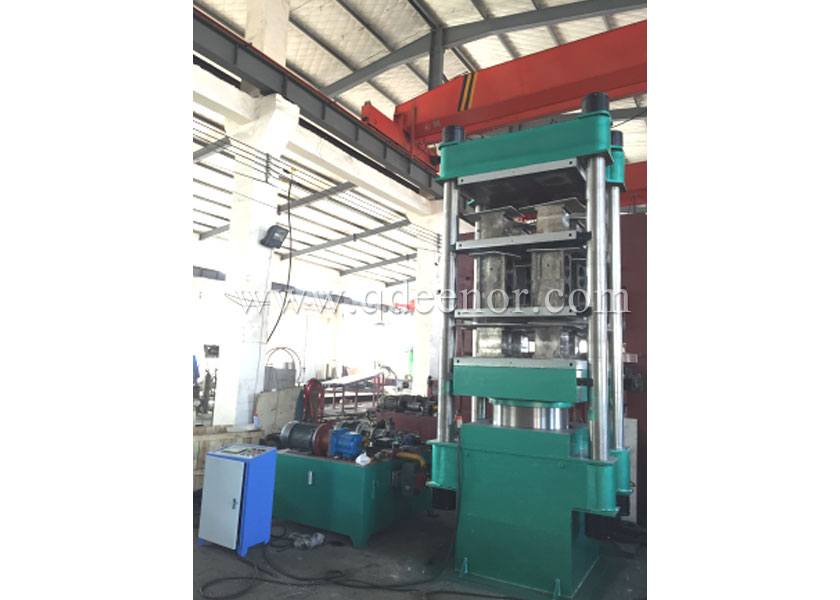 Solid tyre vulcanizing machine